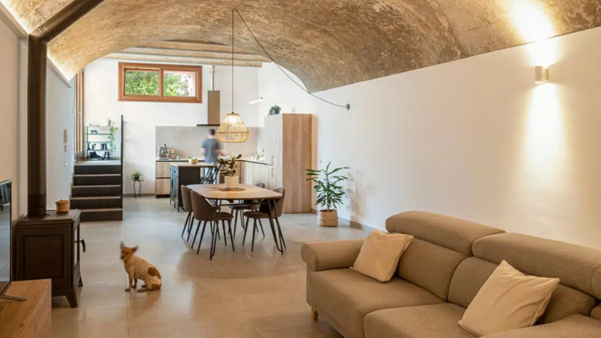 Elle vit dans une citerne de 1940 achetée par son père : 90 m², 4 mètres sous voûte et 60 000 € de travaux