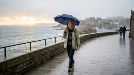 Femme sous la bruine sur le front de mer breton