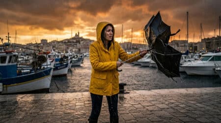 Femme sous un orage violent sur le Vieux-Port de Marseille