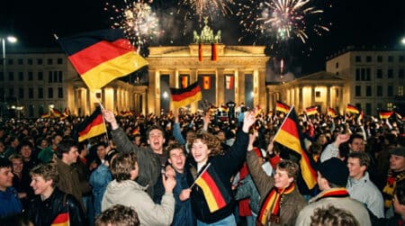 Foule en liesse devant la porte de Brandebourg lors de la réunification