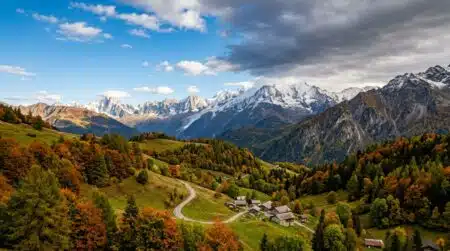 Montagnes vertes d'automne avec premiers flocons sur les sommets