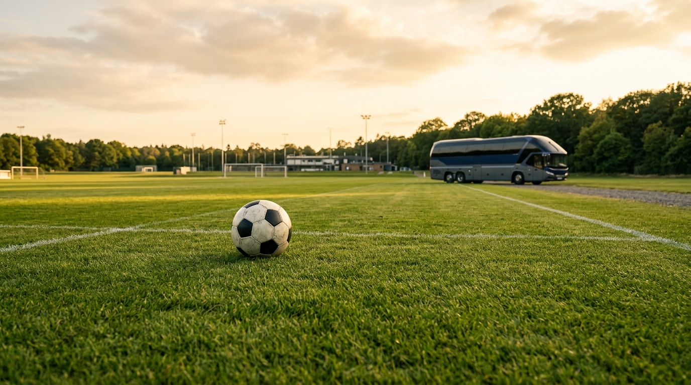 Ballon isolé sur un terrain près d'un bus