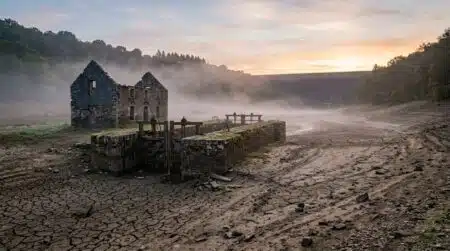 Vallée de lac vidée avec écluse en pierre dans la brume