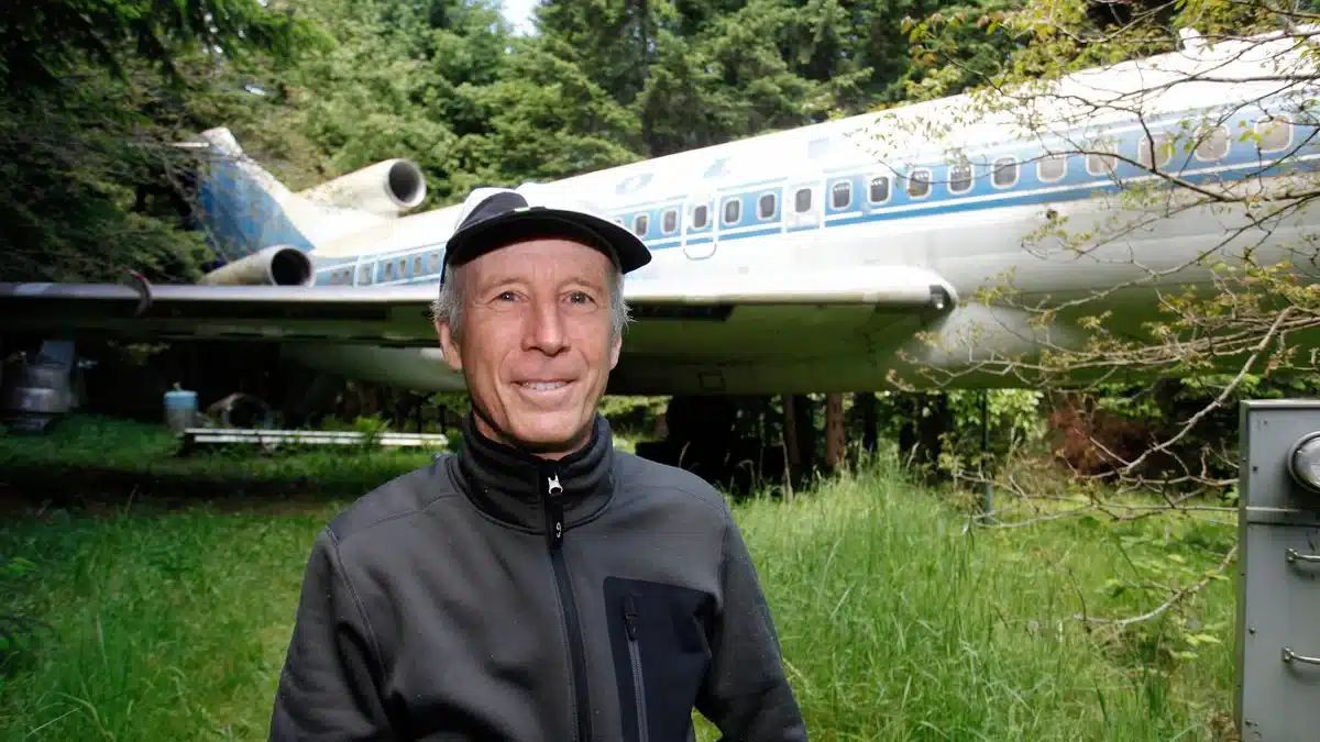 Il achète un Boeing 727 pour 100 000 dollars en 1999 : 25 ans après, cet ingénieur y vit toujours, en pleine forêt
