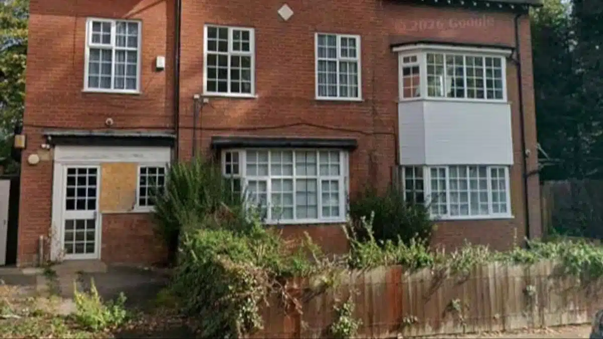 Il achète une maison 395 000 £ aux enchères et découvre dix ans plus tard qu'il possède aussi l'école d'à côté