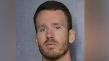 Il trouve un mort lors d'un contrôle, s'installe chez lui et dépense 210 000 $ : un policier de Floride démasqué