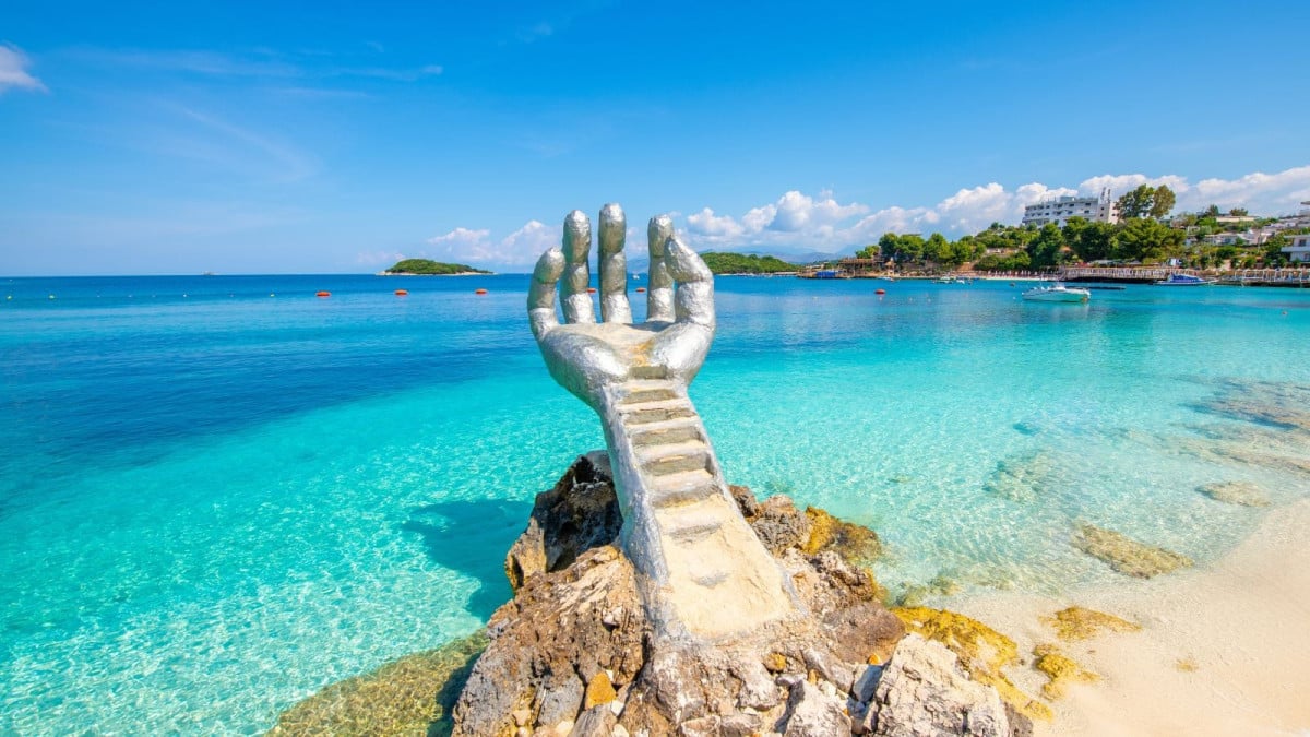 « J'ai cru être aux Caraïbes » : à 2h de Paris, cette ville d'Albanie cache du sable blanc et une eau turquoise