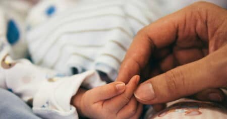 « J'ai dû lui dire au revoir » : déclaré mort à l'hôpital, un bébé est retrouvé vivant à la morgue cinq heures plus tard