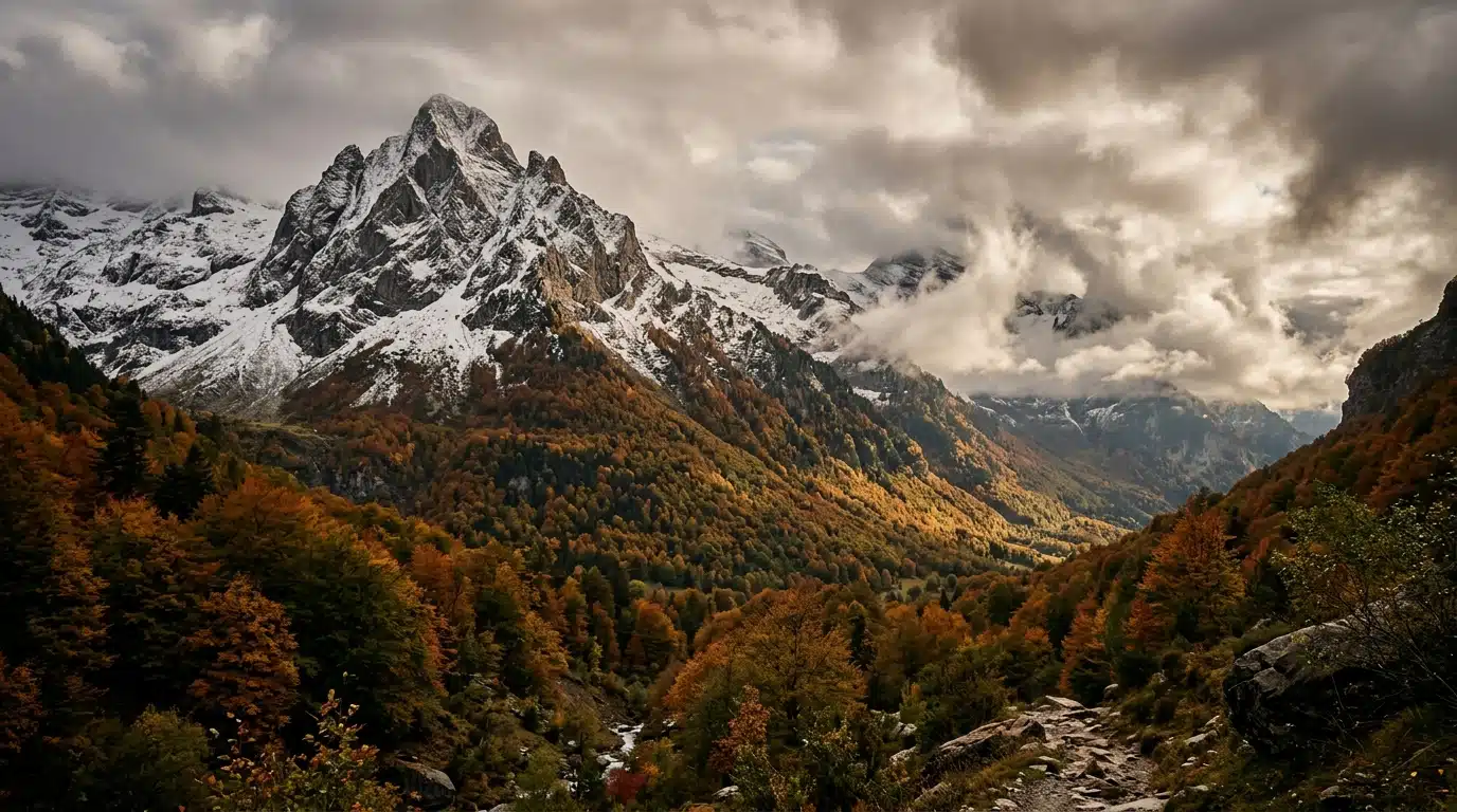 Sommet montagneux saupoudré de première neige automnale