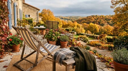 Terrasse ensoleillée d'automne avec manteau et écharpe posés