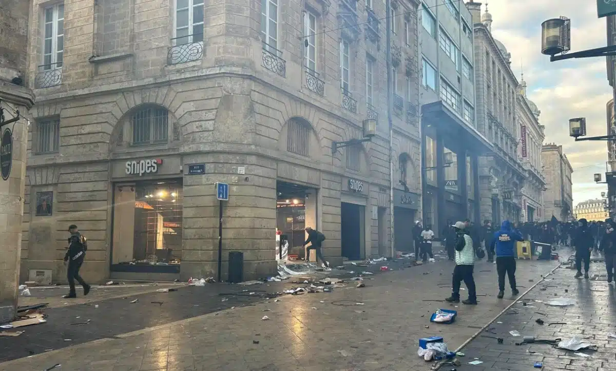Louis Vuitton, Apple Store, Decathlon… : à Bordeaux, la marche contre la vie chère dérape en pillage