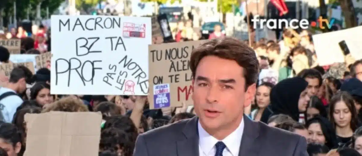 « Macron, baise ta prof, pas les nôtres » : la pancarte restée 4 minutes derrière Julian Bugier au 13h de France 2