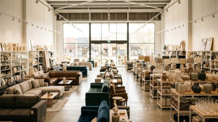 Grand magasin de déco et meubles lumineux sans clients