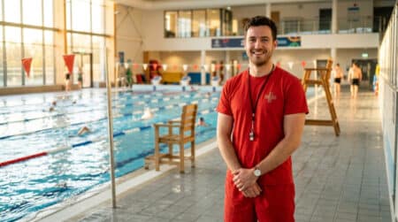 Maître-nageur souriant au bord d'une piscine municipale