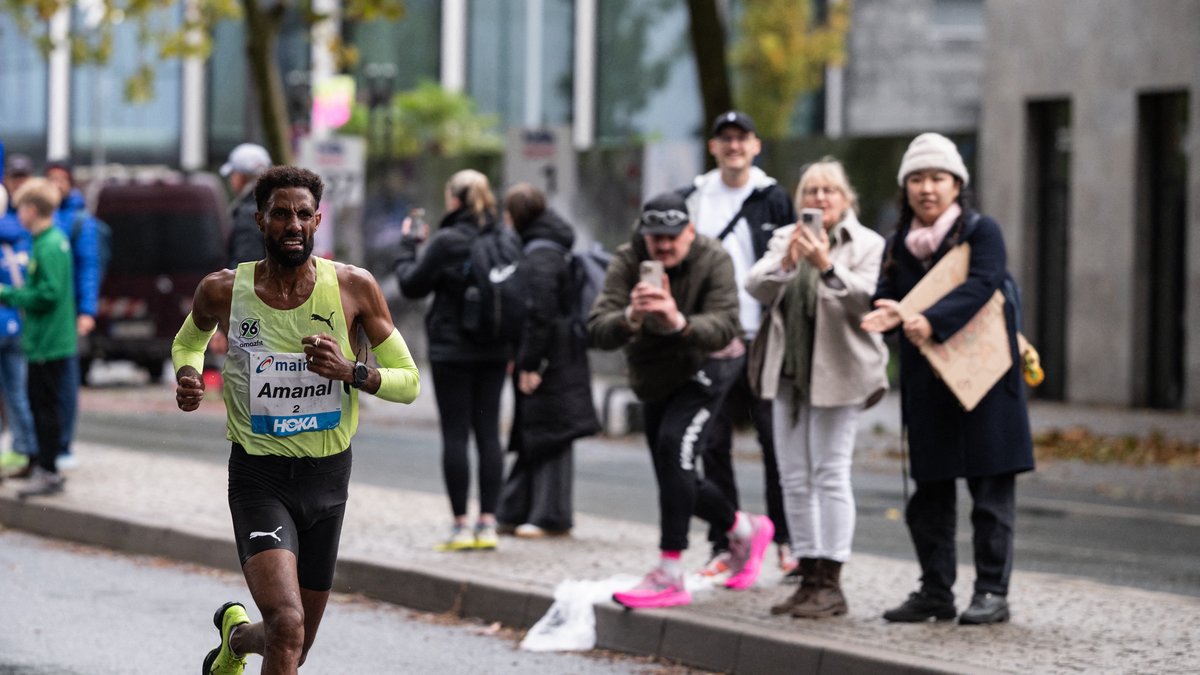 Marathon de Francfort : un livreur à contresens, un shoving au 38e km, et la victoire qui s'envole pour Amanal Petros
