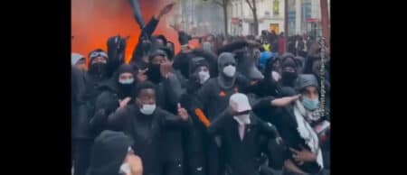 Masqués, hilares, devant les flammes : la photo souvenir de jeunes après les pillages du 17 octobre qui révolte les internautes