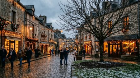 Rue de village décorée pour Noël sous un ciel gris sans neige