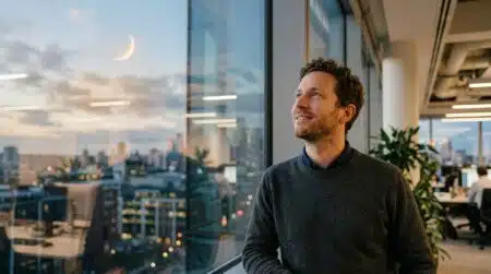 Professionnel au regard soulagé devant un ciel de nouvelle lune