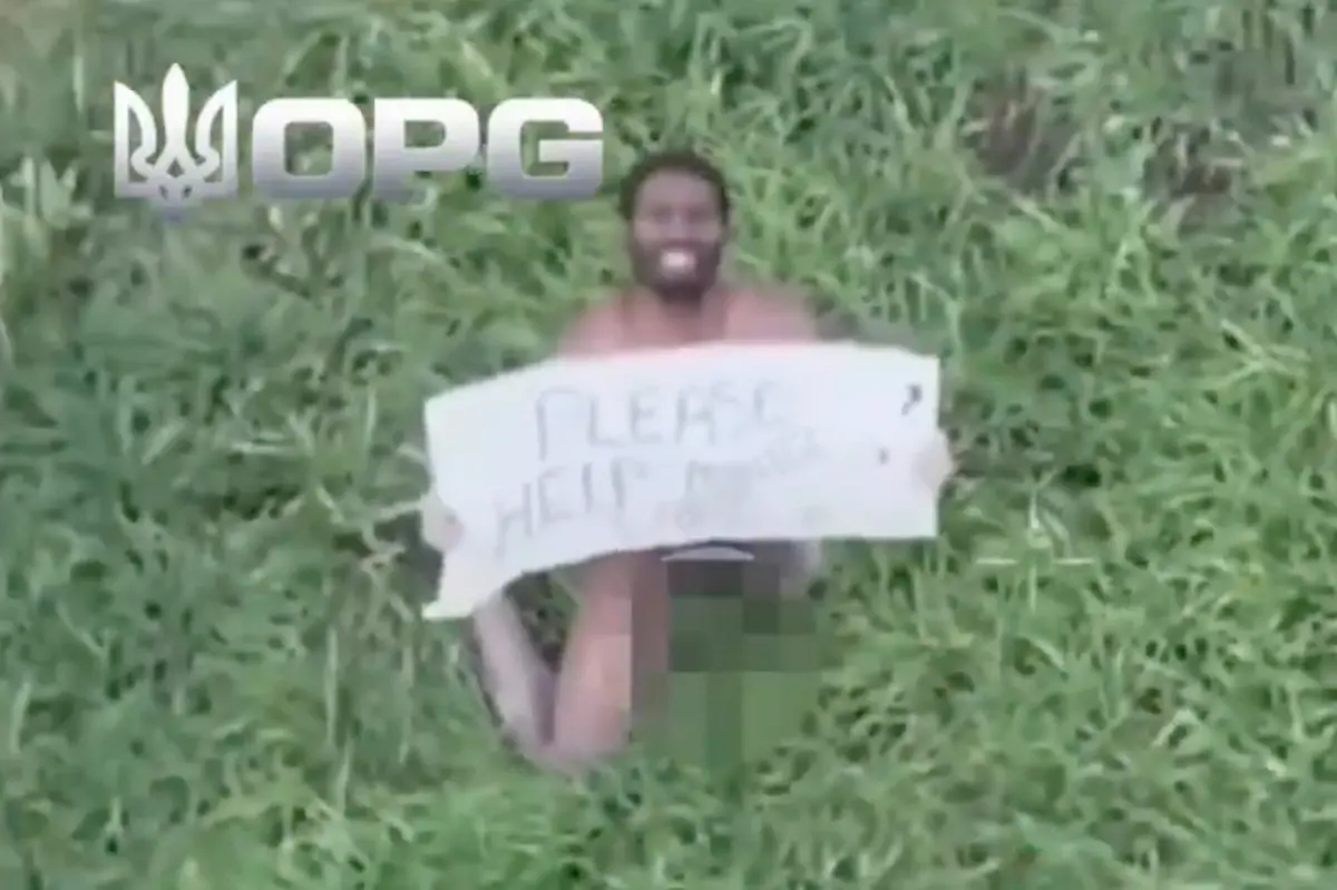 Nu dans l'herbe, un mercenaire russe brandit un « Please help me ! » face à un drone ukrainien