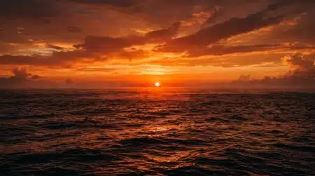 Océan Pacifique au lever du soleil sous une brume de chaleur