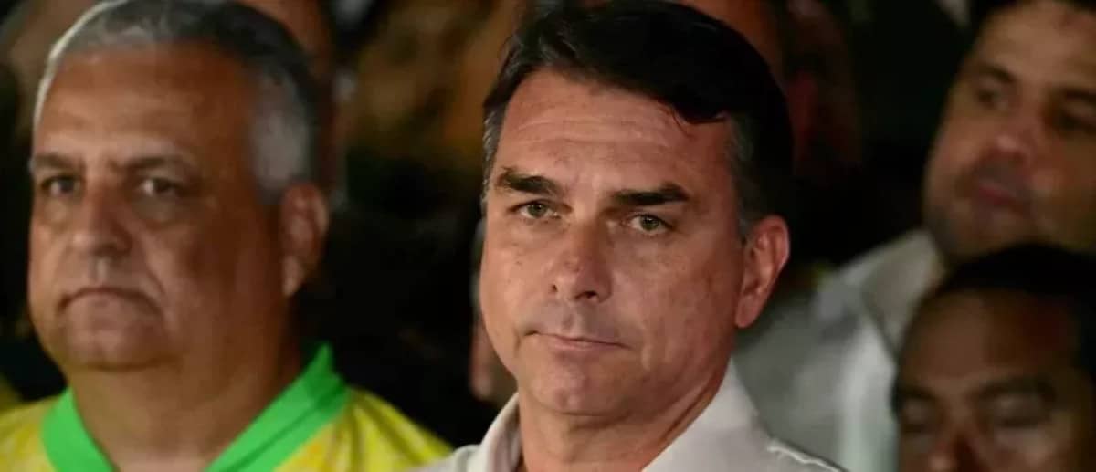 Passeports annulés, Flavio Bolsonaro disparaît après sa défaite : un jet privé le conduirait en Équateur