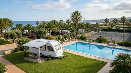 Caravane blanche près d'une piscine vide au soleil