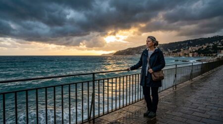 Femme face à une mer chaude sous un ciel d'orage
