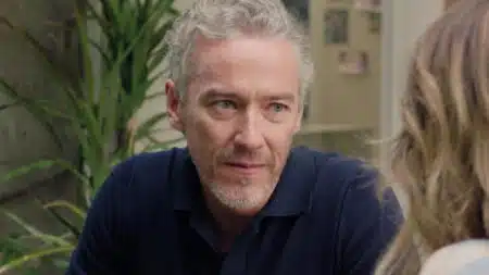 Plus belle la vie : Zoé demande à Louis de l'adopter, et l'épisode s'achève sur un cri : « Attention ! »