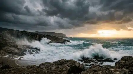 Orage violent sur une côte méditerranéenne rocheuse