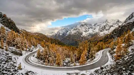 Route de montagne saupoudrée de première neige d'automne