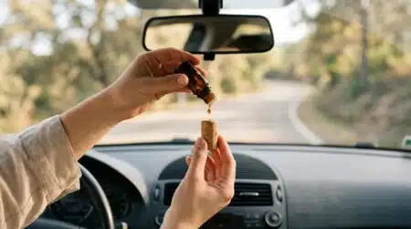 Bouchon en liège imprégné d'huile essentielle dans une voiture