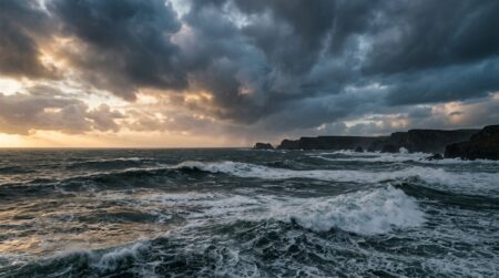 Océan Atlantique agité sous un ciel d'orage sombre