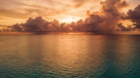 Océan Pacifique tropical sous un ciel orageux au lever du soleil