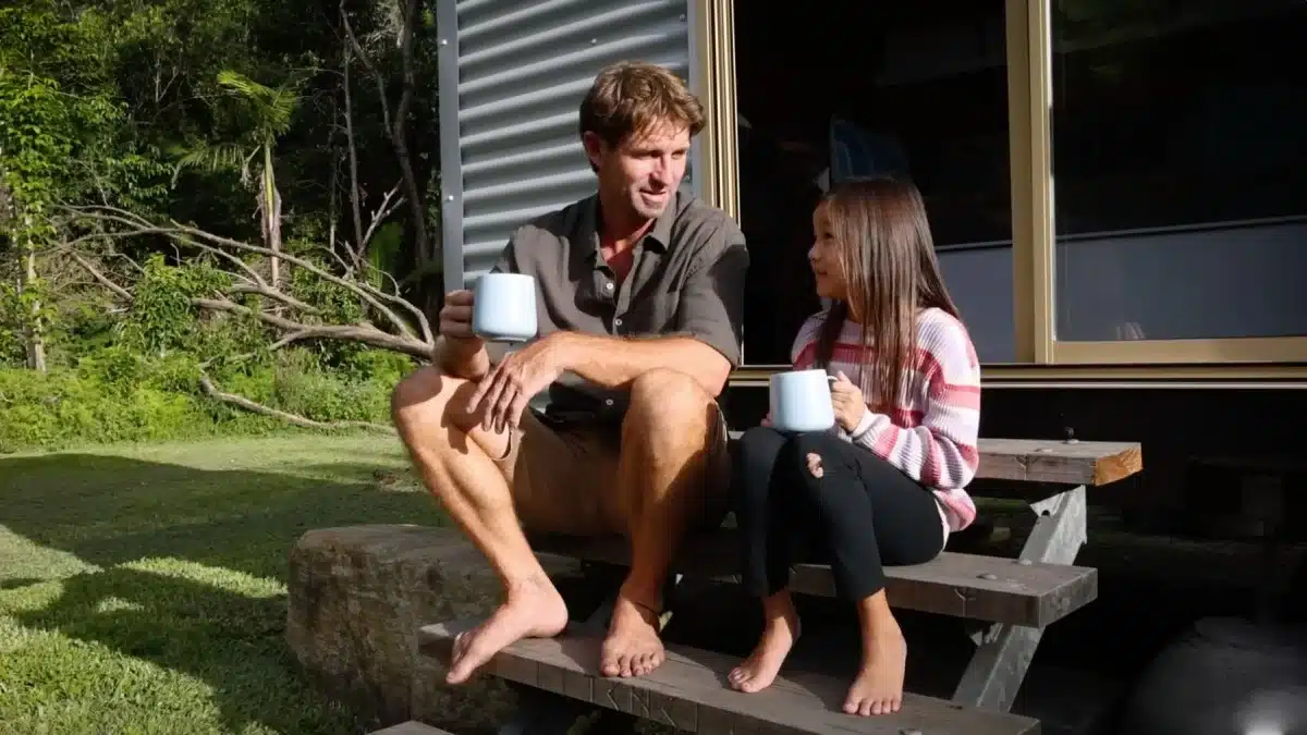 Sa tiny house à 20 000 € cache des empreintes d'émeu au sol : l'hommage de Shane à son père disparu