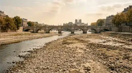 Lit de la Seine presque à sec sous un pont parisien