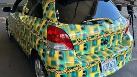 Une Yaris de 2009, des autocollants et une IA : la voiture que les caméras de surveillance ne voient plus