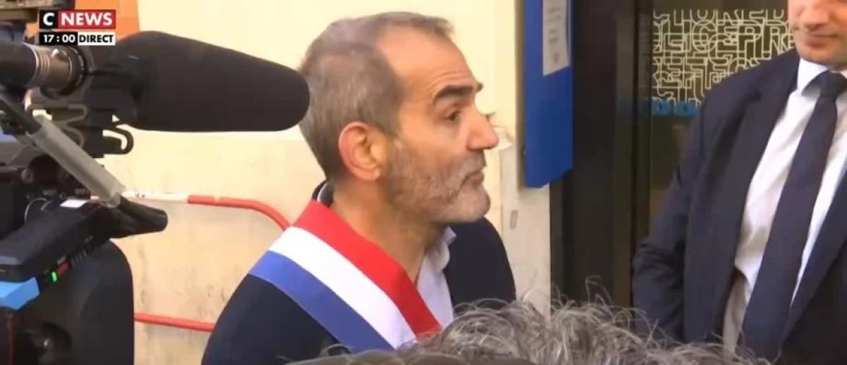« Vous n'êtes pas obligé de m'agresser ! » : Bardella coupé deux fois en direct en pleine rue