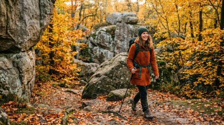 Randonneuse parmi les rochers de la forêt de Fontainebleau en automne