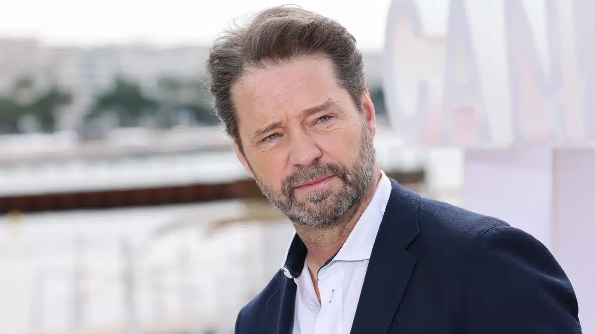 « Wow, qu'est-ce qu'il s'est passé ? » : à 57 ans, Jason Priestley fait réagir Paris avant un retour très attendu
